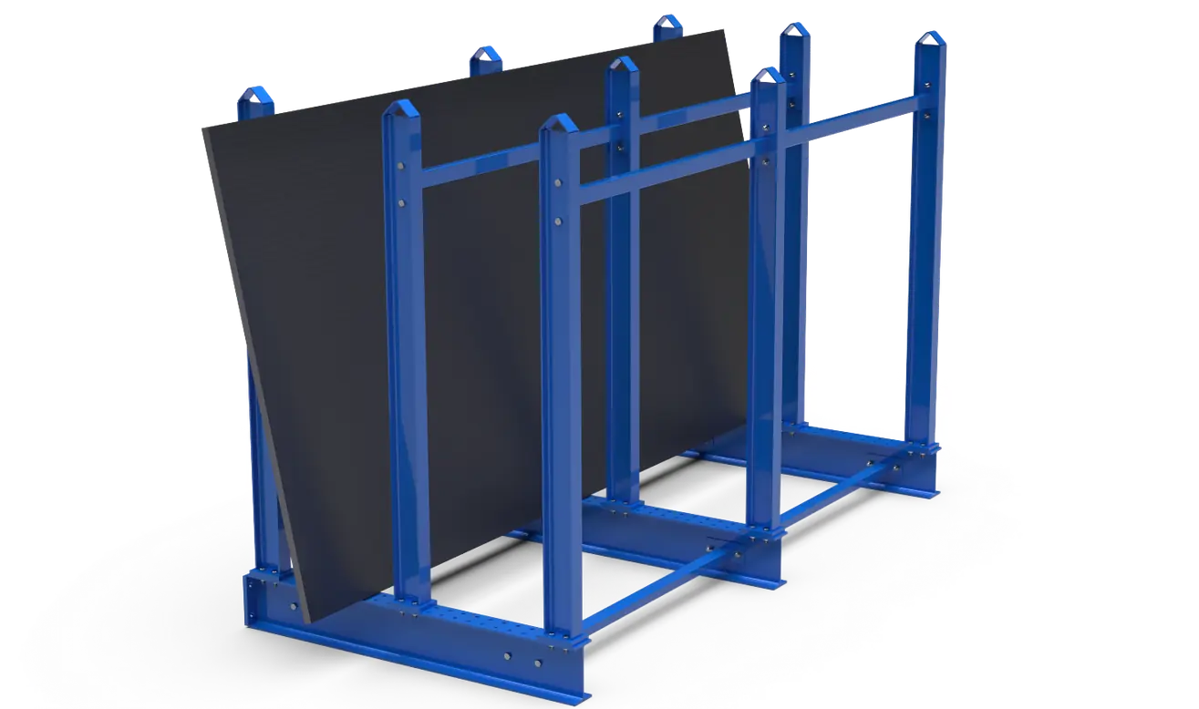 Auf einem blauen Metallregal stehen vor weißem Hintergrund mehrere große, flache schwarze Bleche senkrecht, voneinander durch Metalltrennwände getrennt.