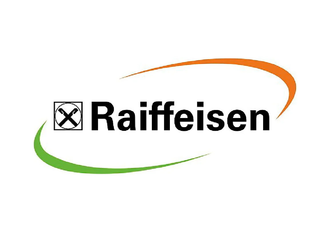 Das Raiffeisen-Logo besteht aus dem Wort „Raiffeisen“ in fetten schwarzen Buchstaben, flankiert von einem Symbol aus zwei stilisierten, gekreuzten Pferdeköpfen in einem Quadrat. Orangefarbene und grüne Schwünge umspielen den Text.