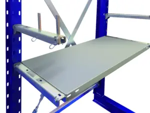 Ein Metallregal, das teilweise aus einem blauen Lagerregal herausragt und dessen Schiebemechanismus sowie die Stützarme zeigt. Der weiße Hintergrund hebt das industrielle Design und die robuste Bauweise des Regals hervor.